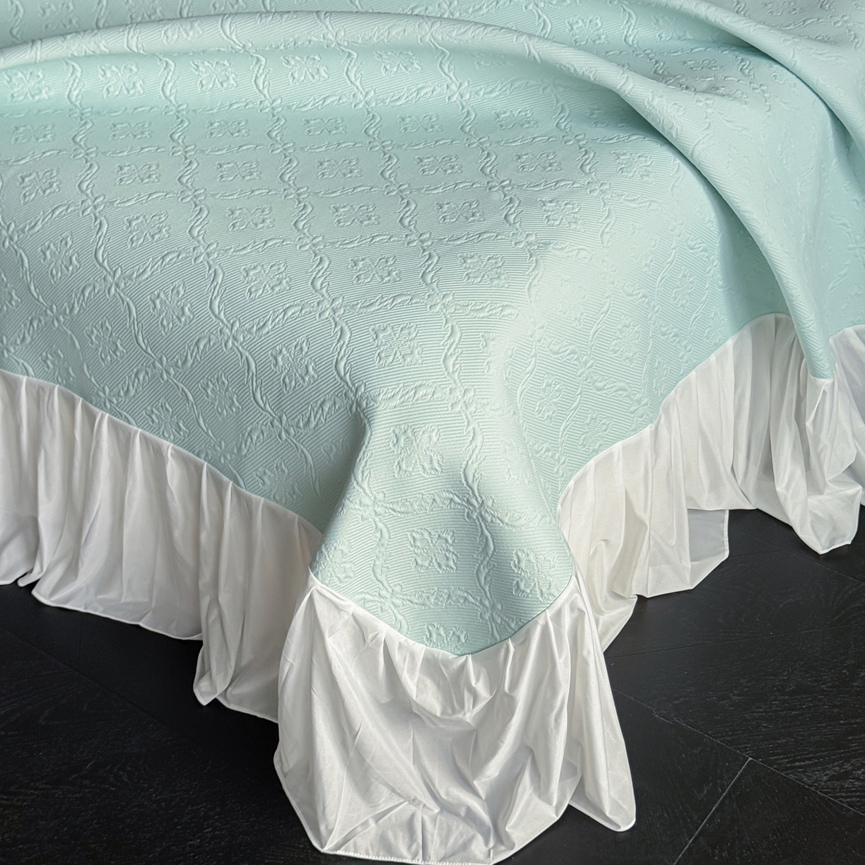 91家纺网 家纺一手货源 找家纺 三味舒屋 2026新款PE凉感冰豆豆床盖床裙款三件套-圆舞曲 圆舞曲绿