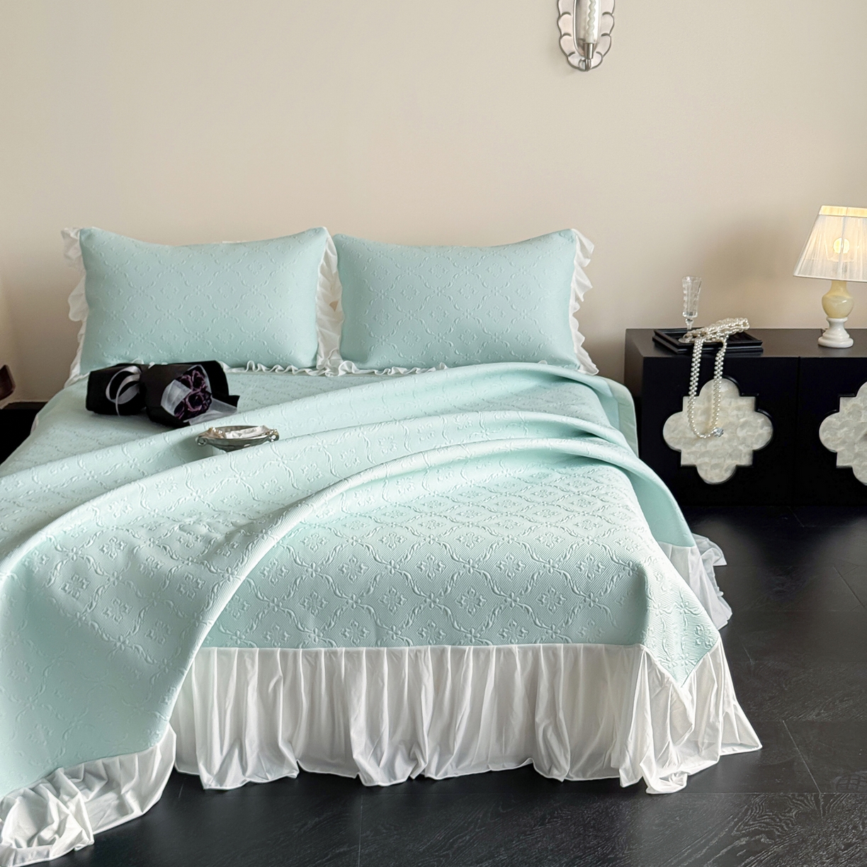 91家纺网 家纺一手货源 找家纺 三味舒屋 2026新款PE凉感冰豆豆床盖床裙款三件套-圆舞曲 圆舞曲绿