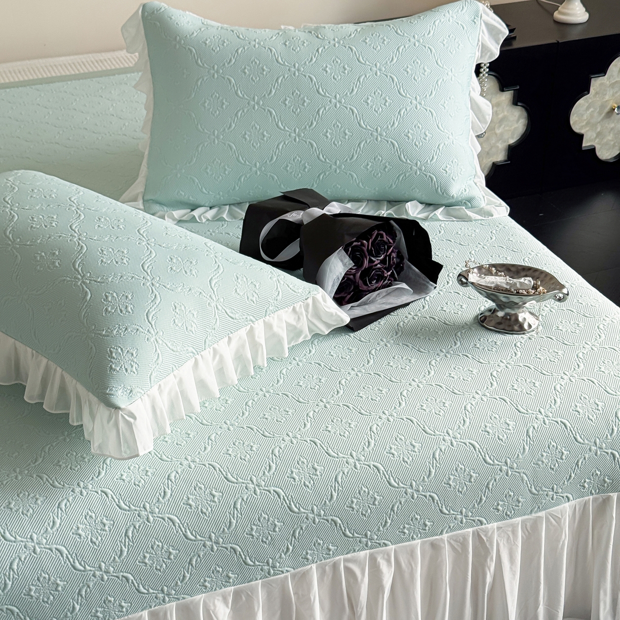 91家纺网 家纺一手货源 找家纺 三味舒屋 2026新款PE凉感冰豆豆床盖床裙款三件套-圆舞曲 圆舞曲绿