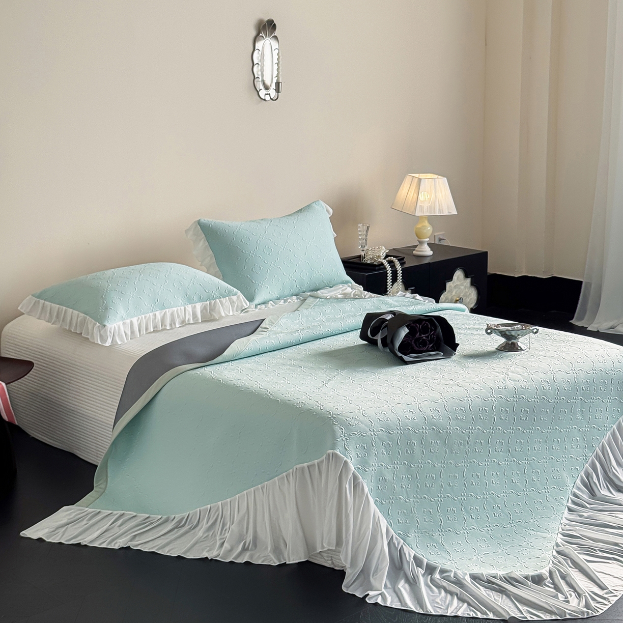 91家纺网 家纺一手货源 找家纺 三味舒屋 2026新款PE凉感冰豆豆床盖床裙款三件套-圆舞曲 圆舞曲绿