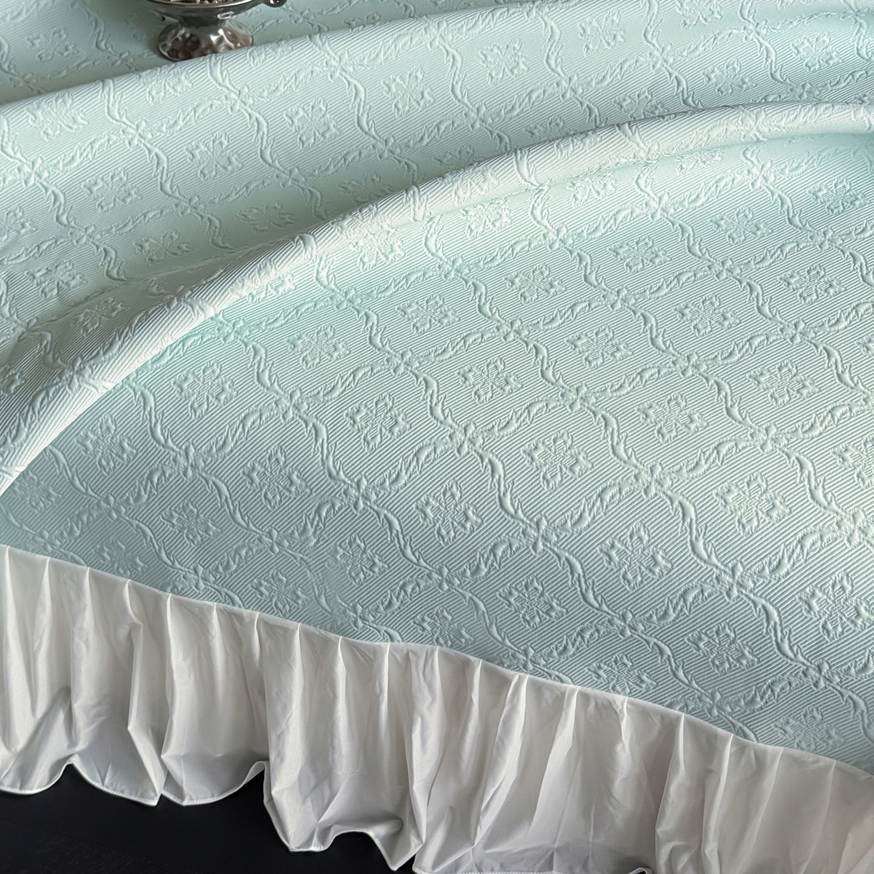 91家纺网 家纺一手货源 找家纺 三味舒屋 2026新款PE凉感冰豆豆床盖床裙款三件套-圆舞曲 圆舞曲绿