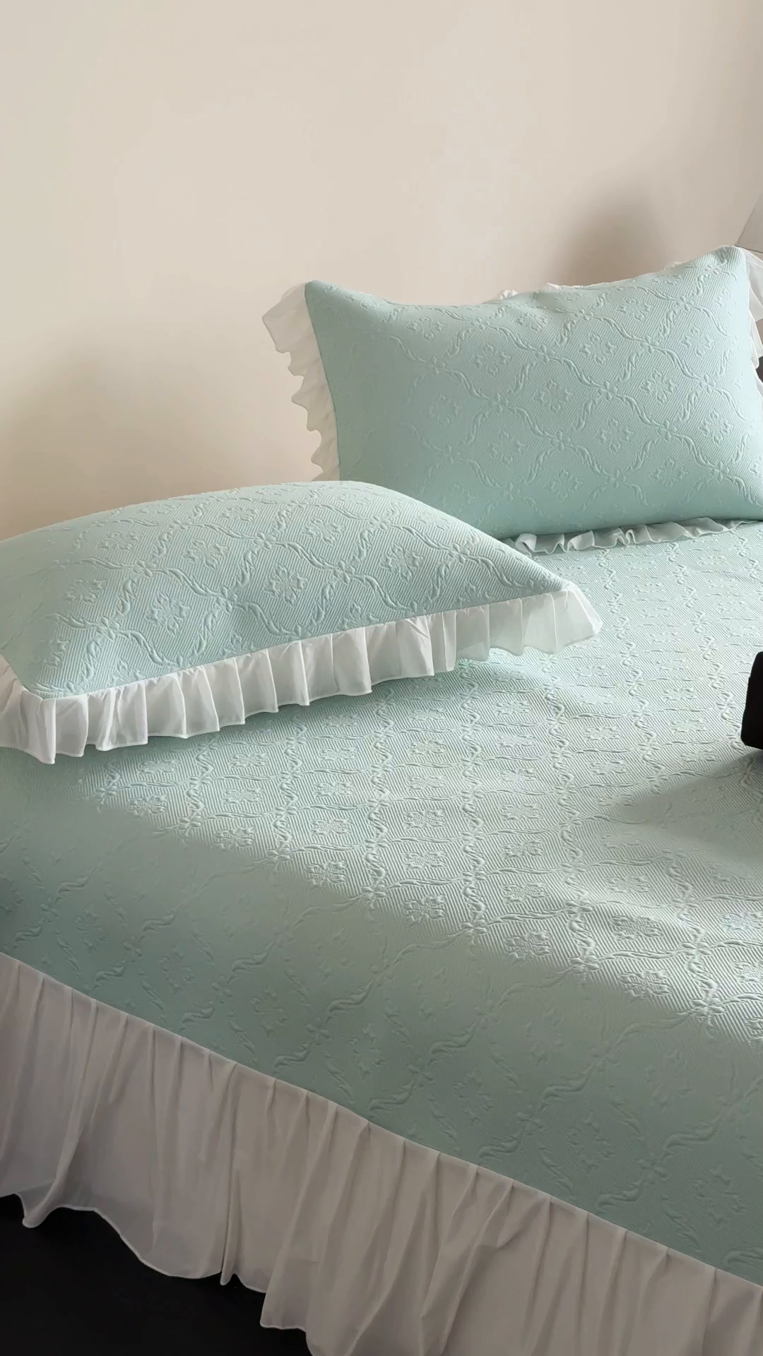 91家纺网 家纺一手货源 找家纺 三味舒屋 2026新款PE凉感冰豆豆床盖床裙款三件套-圆舞曲 圆舞曲绿