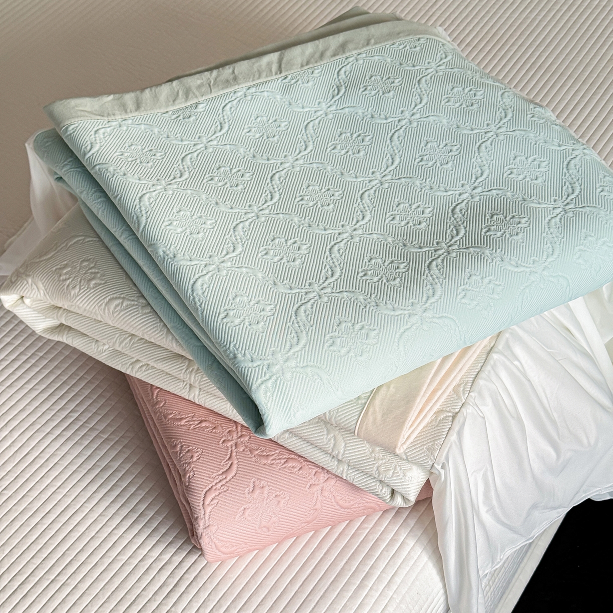 91家纺网 家纺一手货源 找家纺 三味舒屋 2026新款PE凉感冰豆豆床盖床裙款三件套-圆舞曲 组合图