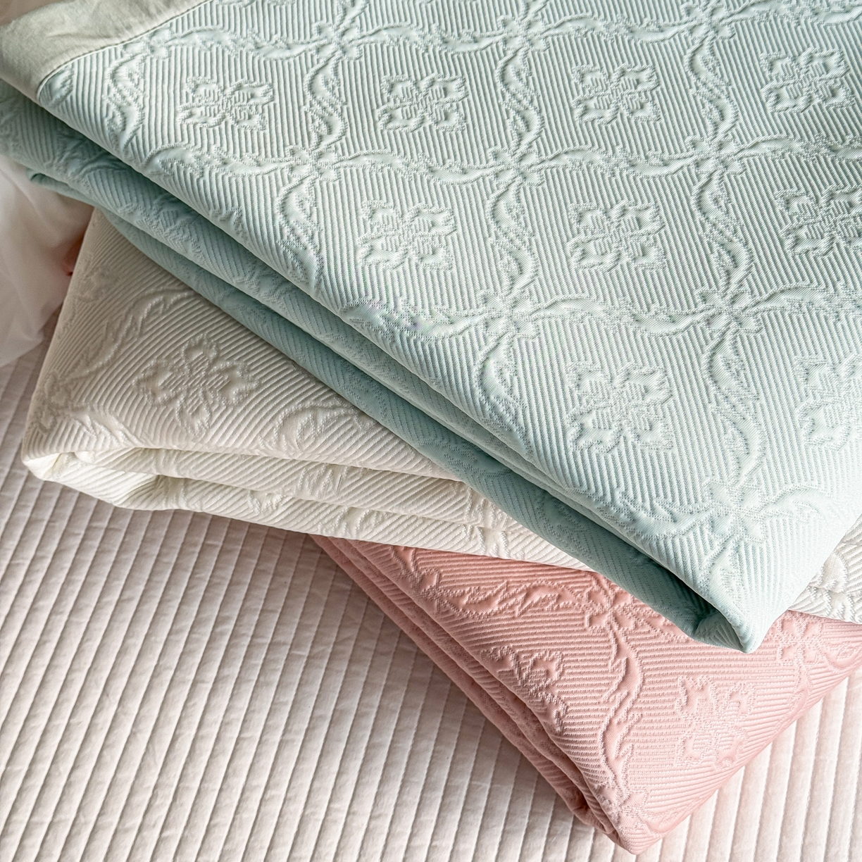 91家纺网 家纺一手货源 找家纺 三味舒屋 2026新款PE凉感冰豆豆床盖床裙款三件套-圆舞曲 组合图