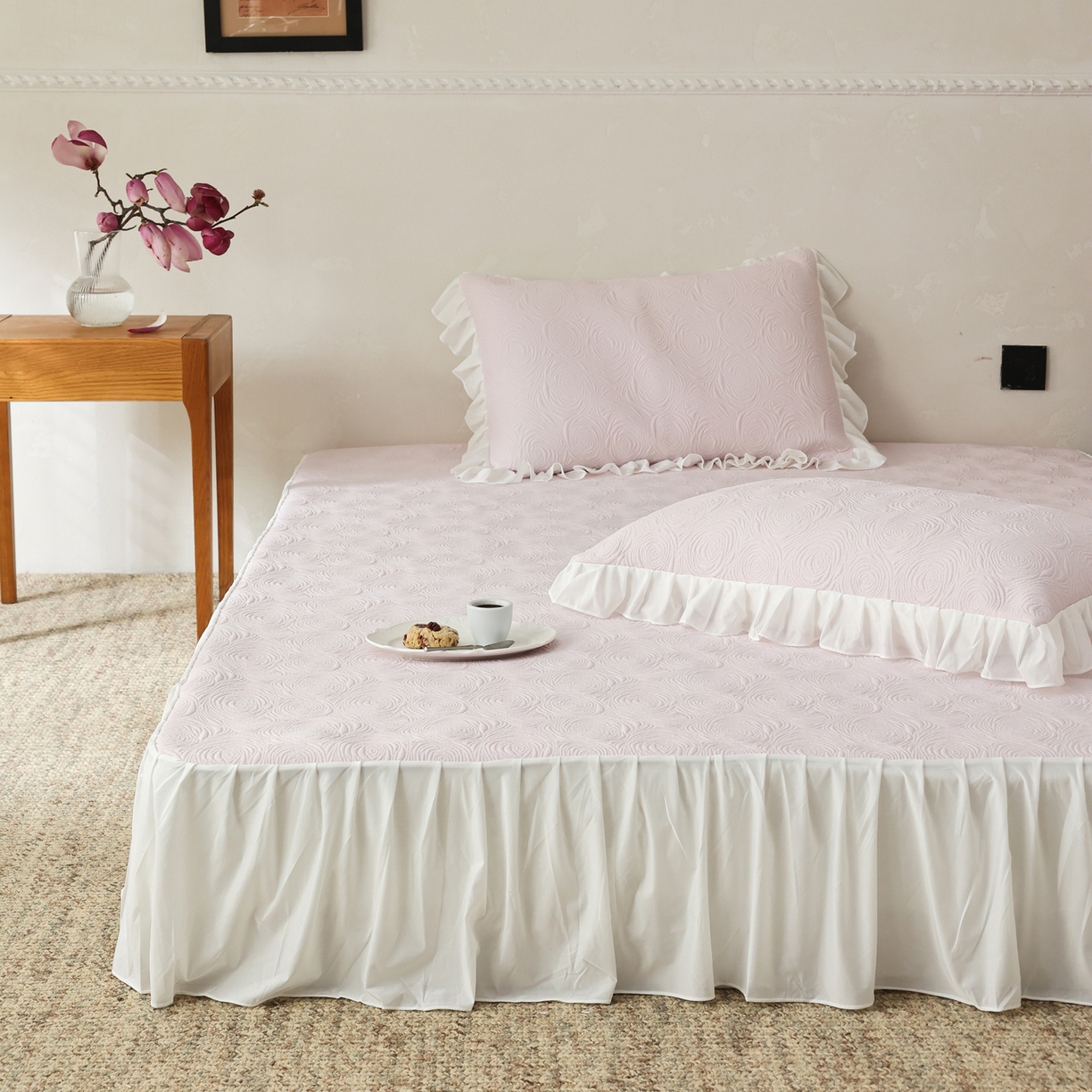 91家纺网 家纺一手货源 找家纺 三味舒屋 2026新款PE凉感冰豆豆床裙款三件套-夏梦玫瑰 夏梦粉