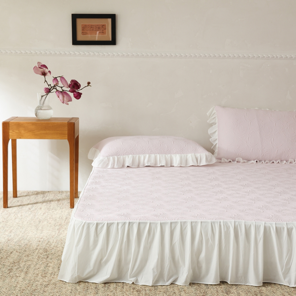 91家纺网 家纺一手货源 找家纺 三味舒屋 2026新款PE凉感冰豆豆床裙款三件套-夏梦玫瑰 夏梦粉