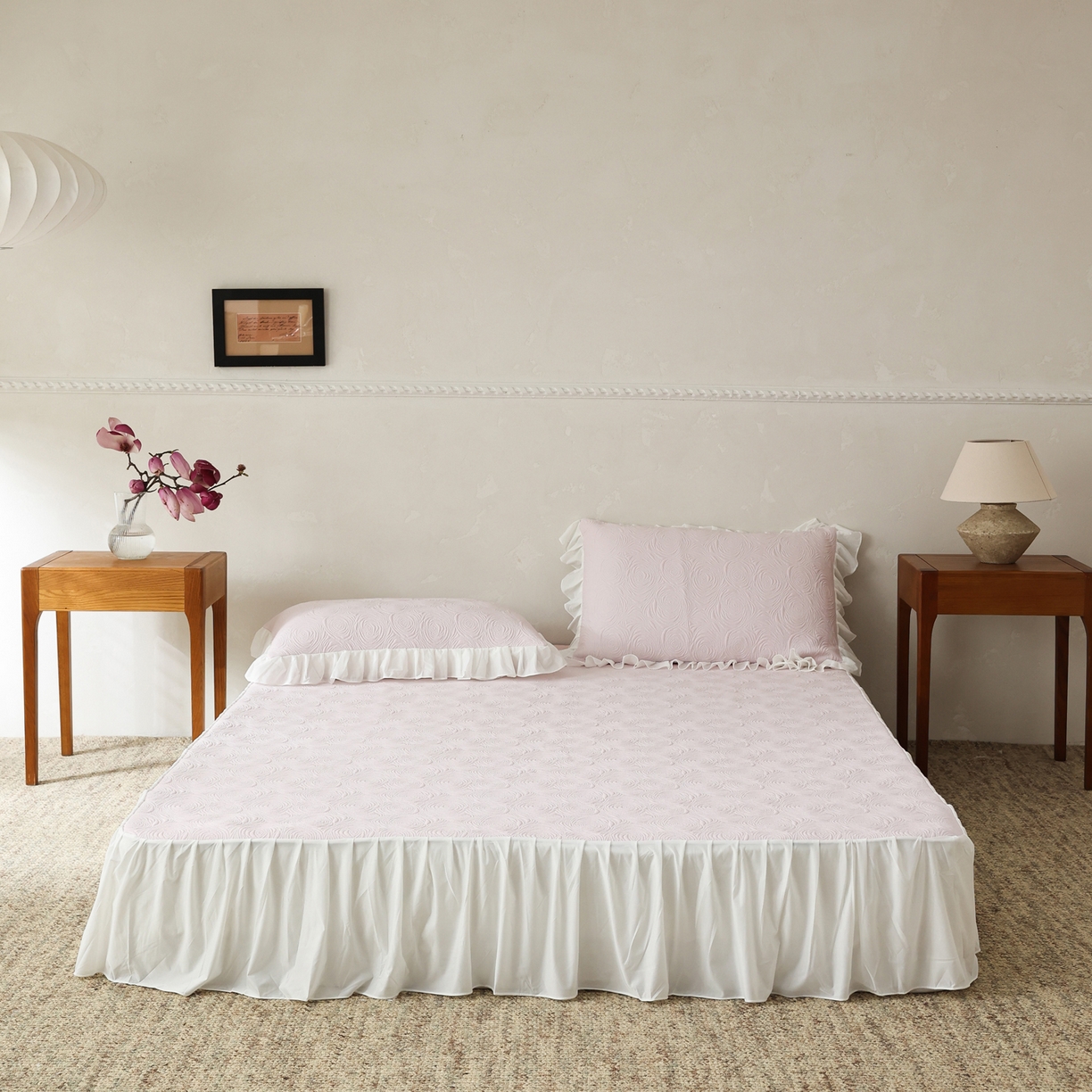 91家纺网 家纺一手货源 找家纺 三味舒屋 2026新款PE凉感冰豆豆床裙款三件套-夏梦玫瑰 夏梦粉