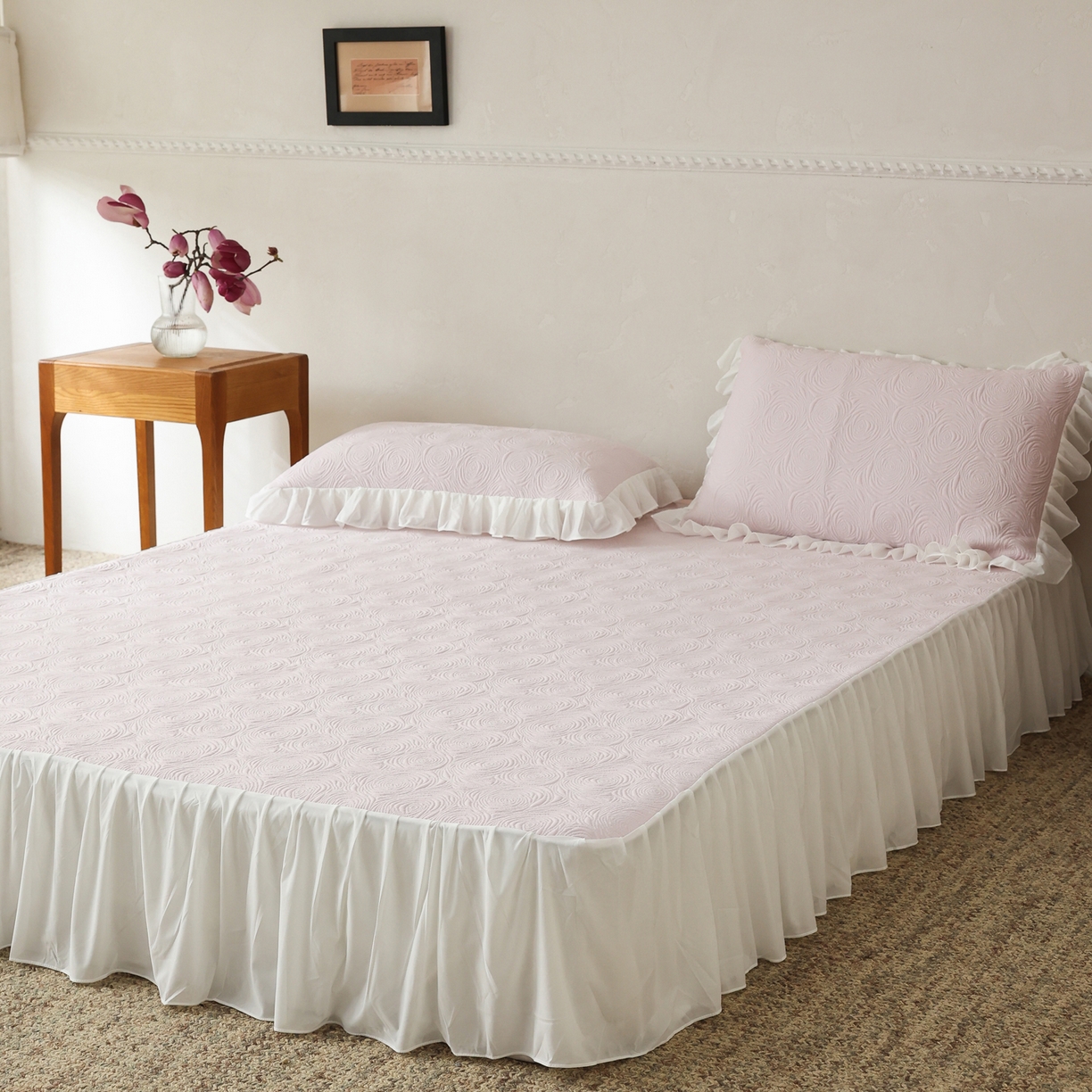 91家纺网 家纺一手货源 找家纺 三味舒屋 2026新款PE凉感冰豆豆床裙款三件套-夏梦玫瑰 夏梦粉