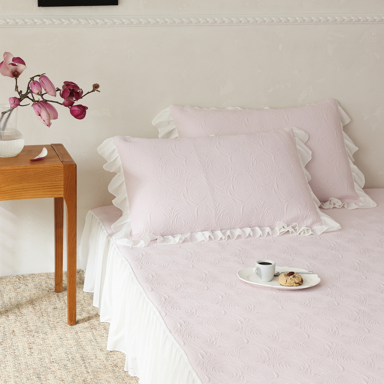 91家纺网 家纺一手货源 找家纺 三味舒屋 2026新款PE凉感冰豆豆床裙款三件套-夏梦玫瑰 夏梦粉