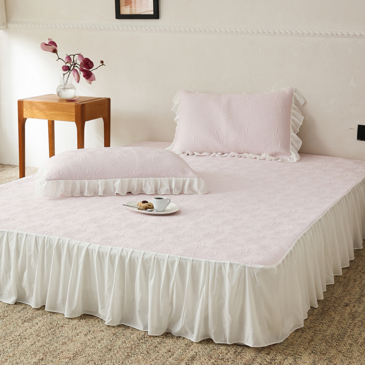 91家纺网 家纺一手货源 找家纺 三味舒屋 2026新款PE凉感冰豆豆床裙款三件套-夏梦玫瑰 夏梦粉