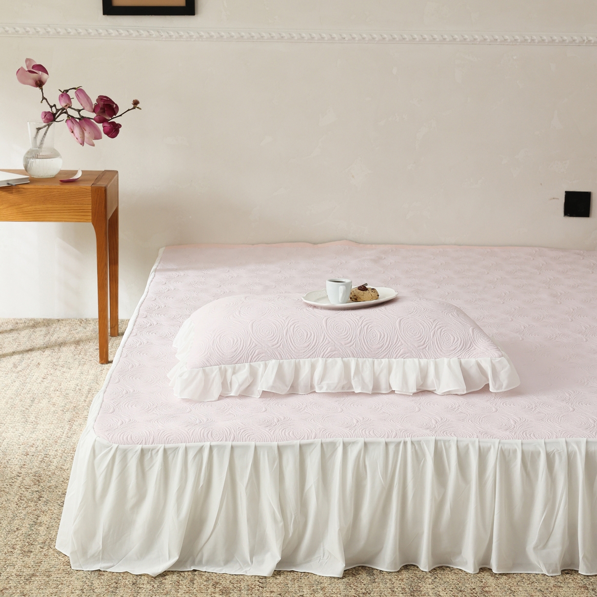 91家纺网 家纺一手货源 找家纺 三味舒屋 2026新款PE凉感冰豆豆床裙款三件套-夏梦玫瑰 夏梦粉