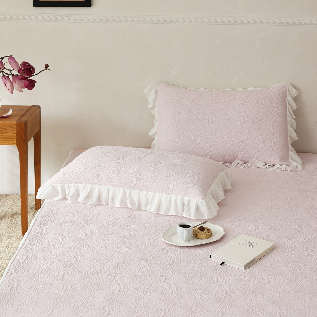 91家纺网 家纺一手货源 找家纺 三味舒屋 2026新款PE凉感冰豆豆床裙款三件套-夏梦玫瑰 夏梦粉