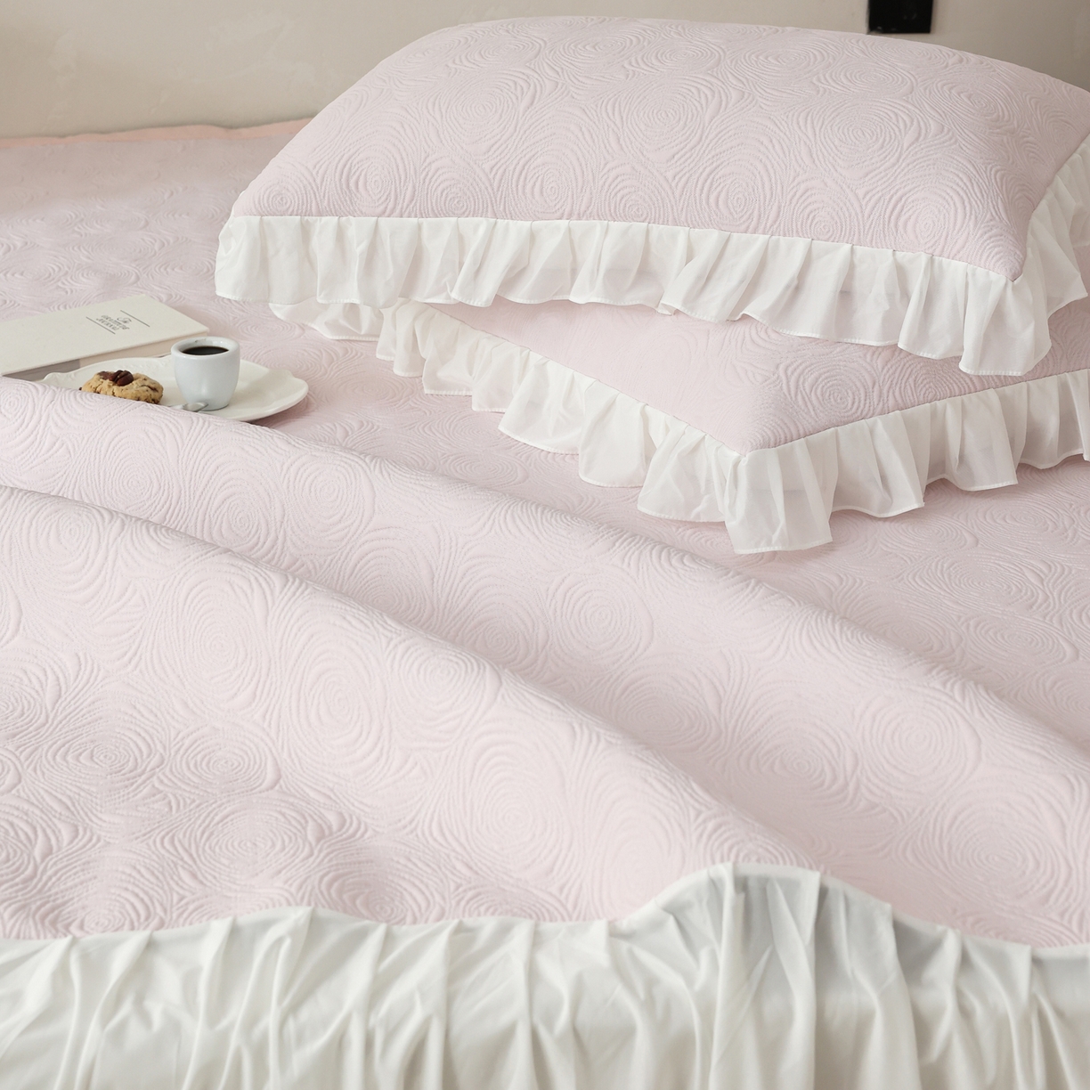 91家纺网 家纺一手货源 找家纺 三味舒屋 2026新款PE凉感冰豆豆床裙款三件套-夏梦玫瑰 夏梦粉