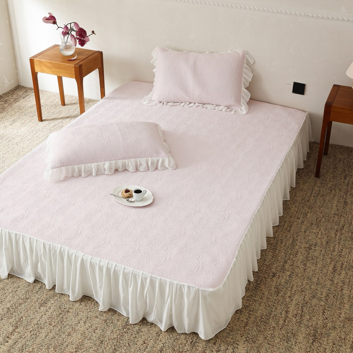 91家纺网 家纺一手货源 找家纺 三味舒屋 2026新款PE凉感冰豆豆床裙款三件套-夏梦玫瑰 夏梦粉