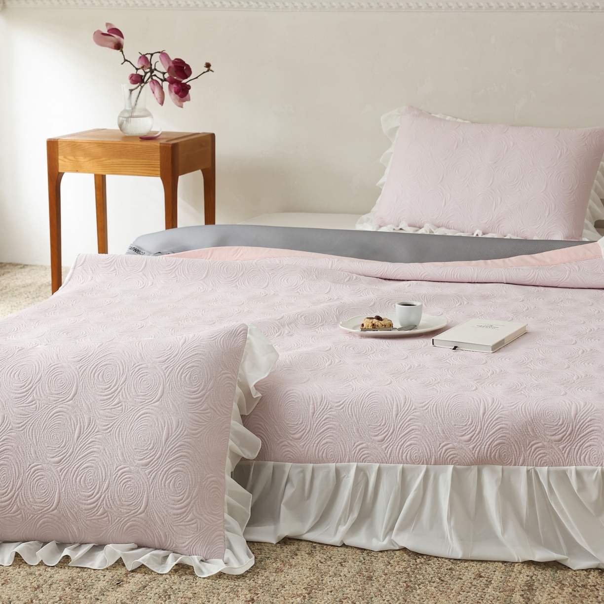 91家纺网 家纺一手货源 找家纺 三味舒屋 2026新款PE凉感冰豆豆床裙款三件套-夏梦玫瑰 夏梦粉