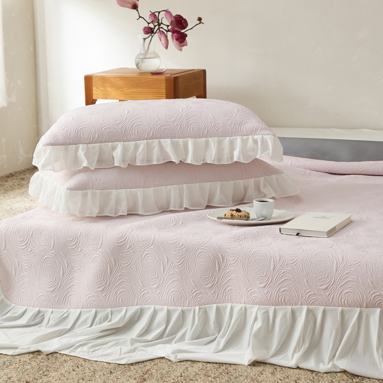 91家纺网 家纺一手货源 找家纺 三味舒屋 2026新款PE凉感冰豆豆床裙款三件套-夏梦玫瑰 夏梦粉