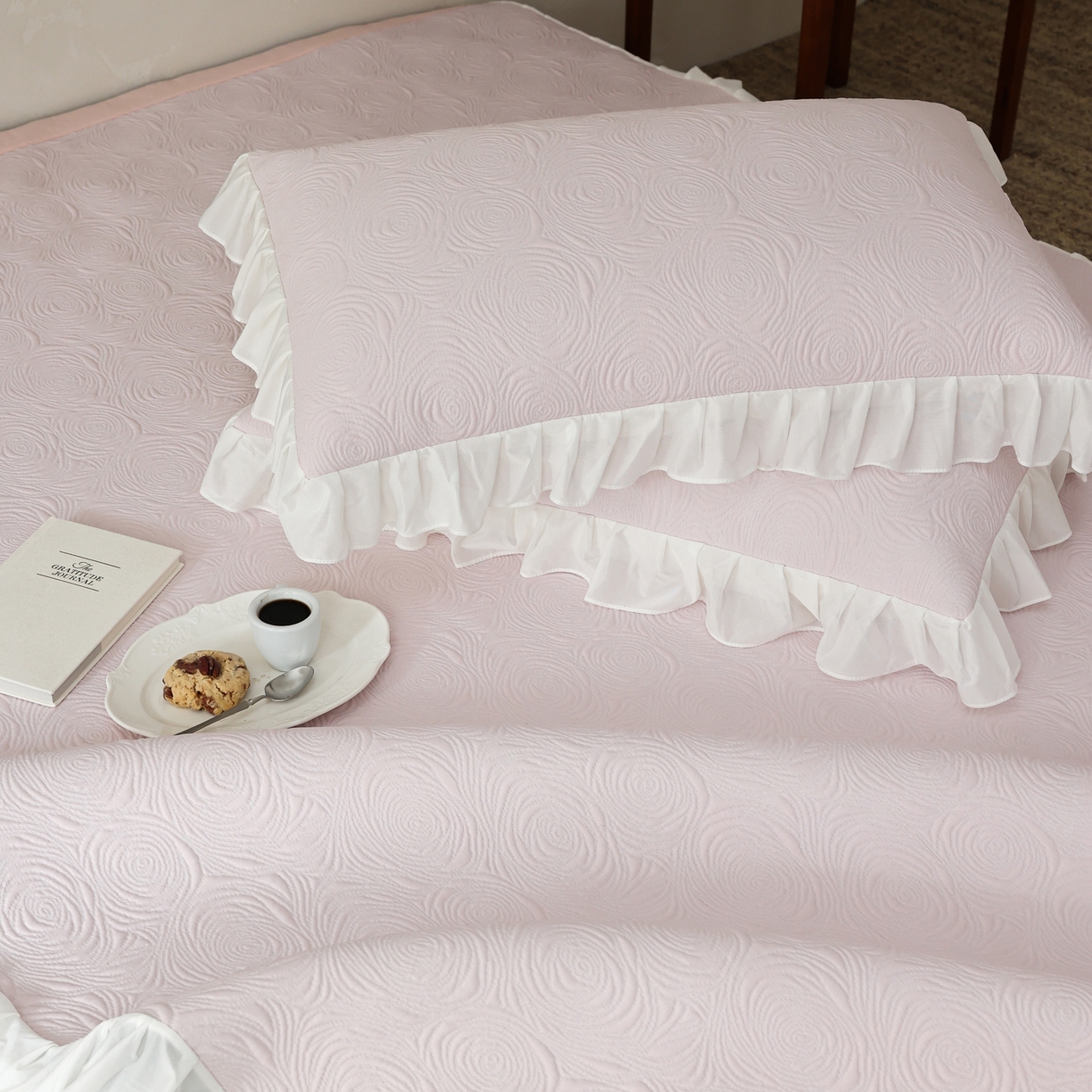 91家纺网 家纺一手货源 找家纺 三味舒屋 2026新款PE凉感冰豆豆床裙款三件套-夏梦玫瑰 夏梦粉