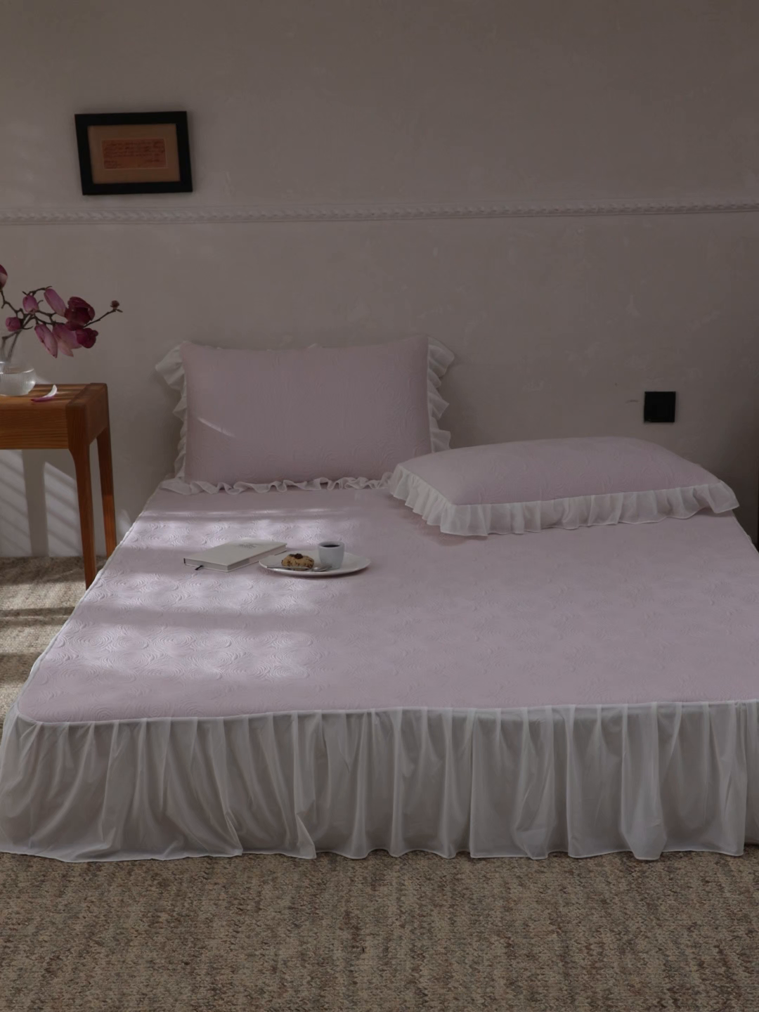 91家纺网 家纺一手货源 找家纺 三味舒屋 2026新款PE凉感冰豆豆床裙款三件套-夏梦玫瑰 夏梦粉