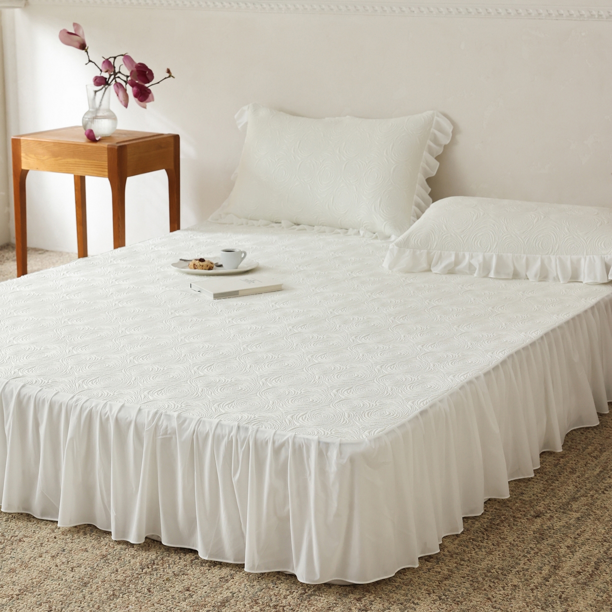 91家纺网 家纺一手货源 找家纺 三味舒屋 2026新款PE凉感冰豆豆床裙款三件套-夏梦玫瑰 夏梦白