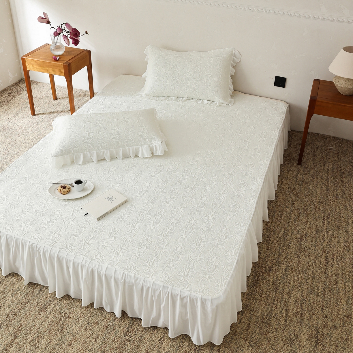 91家纺网 家纺一手货源 找家纺 三味舒屋 2026新款PE凉感冰豆豆床裙款三件套-夏梦玫瑰 夏梦白