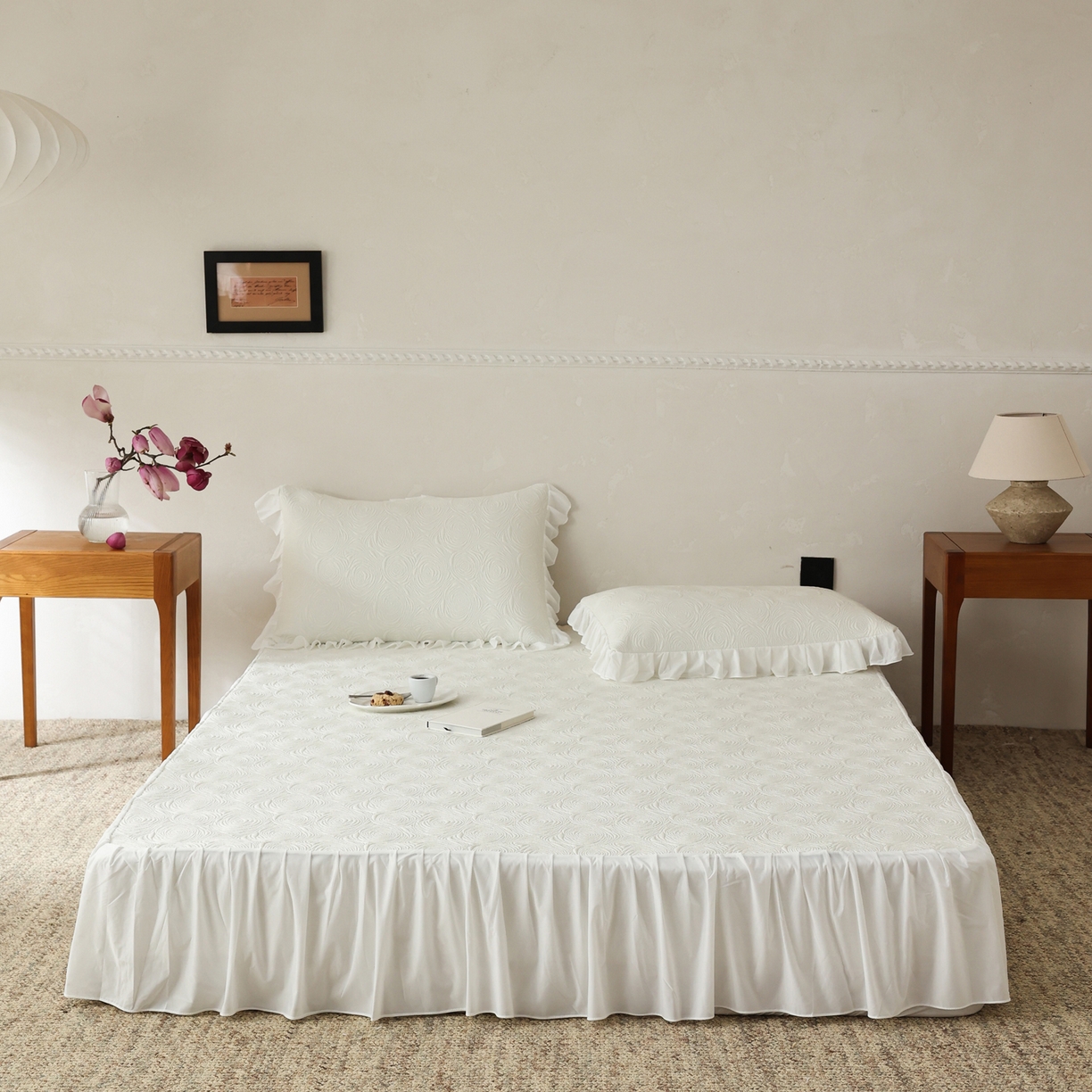 91家纺网 家纺一手货源 找家纺 三味舒屋 2026新款PE凉感冰豆豆床裙款三件套-夏梦玫瑰 夏梦白