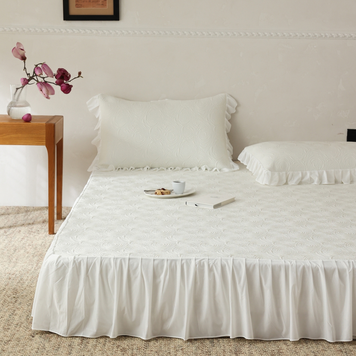 91家纺网 家纺一手货源 找家纺 三味舒屋 2026新款PE凉感冰豆豆床裙款三件套-夏梦玫瑰 夏梦白