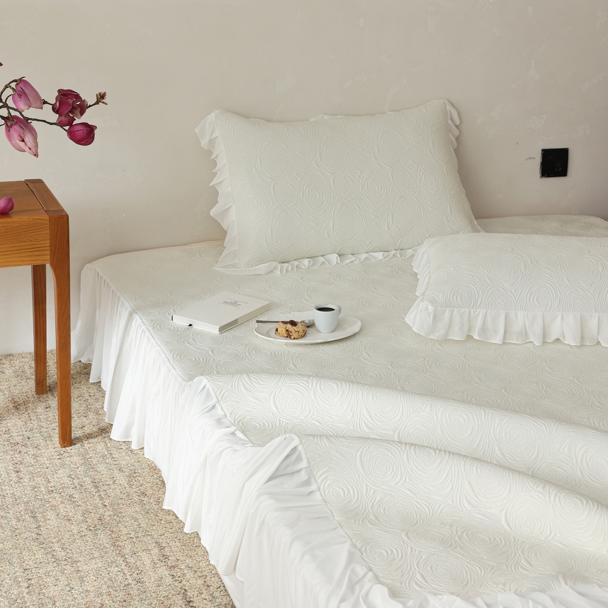 91家纺网 家纺一手货源 找家纺 三味舒屋 2026新款PE凉感冰豆豆床裙款三件套-夏梦玫瑰 夏梦白