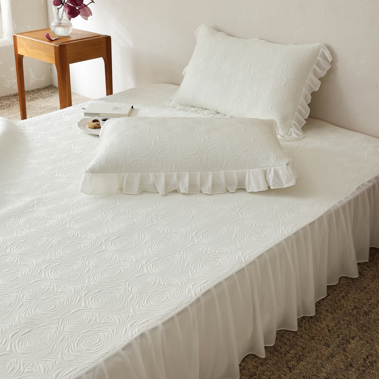 91家纺网 家纺一手货源 找家纺 三味舒屋 2026新款PE凉感冰豆豆床裙款三件套-夏梦玫瑰 夏梦白