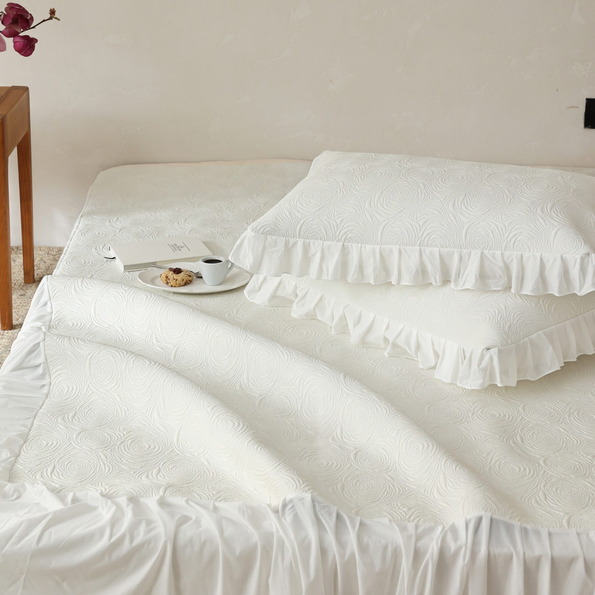 91家纺网 家纺一手货源 找家纺 三味舒屋 2026新款PE凉感冰豆豆床裙款三件套-夏梦玫瑰 夏梦白