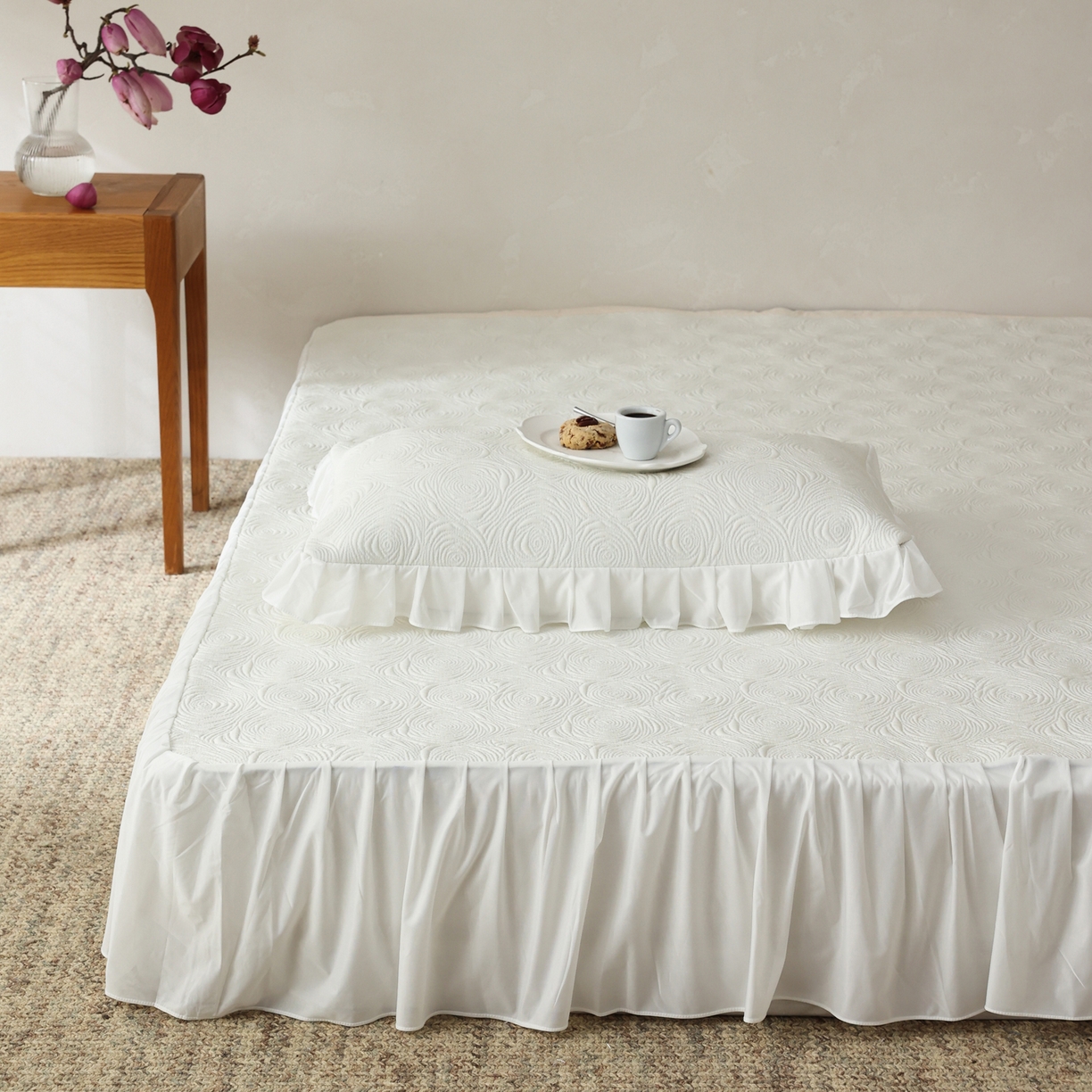 91家纺网 家纺一手货源 找家纺 三味舒屋 2026新款PE凉感冰豆豆床裙款三件套-夏梦玫瑰 夏梦白