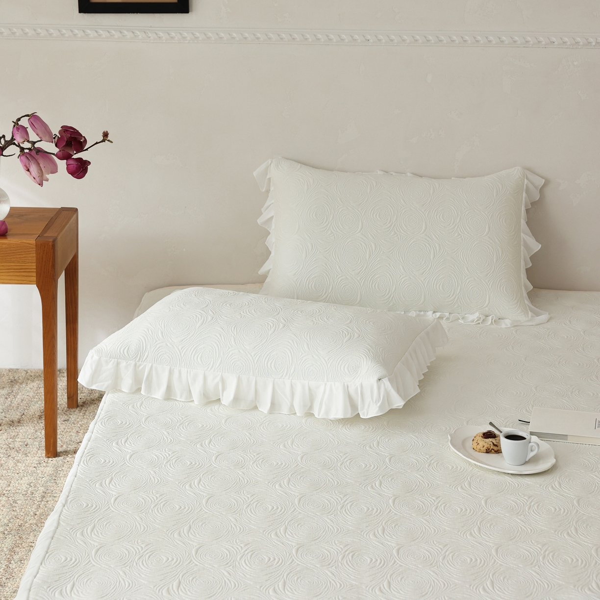 91家纺网 家纺一手货源 找家纺 三味舒屋 2026新款PE凉感冰豆豆床裙款三件套-夏梦玫瑰 夏梦白