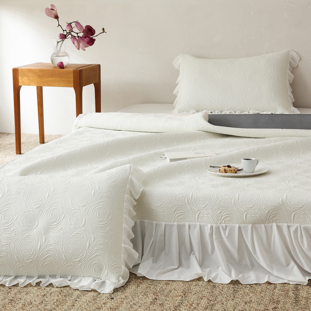 91家纺网 家纺一手货源 找家纺 三味舒屋 2026新款PE凉感冰豆豆床裙款三件套-夏梦玫瑰 夏梦白