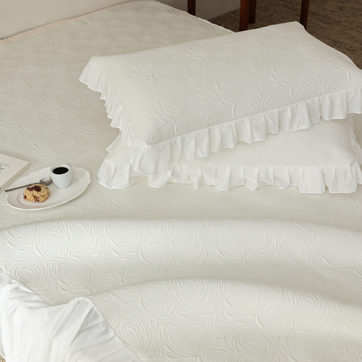 91家纺网 家纺一手货源 找家纺 三味舒屋 2026新款PE凉感冰豆豆床裙款三件套-夏梦玫瑰 夏梦白