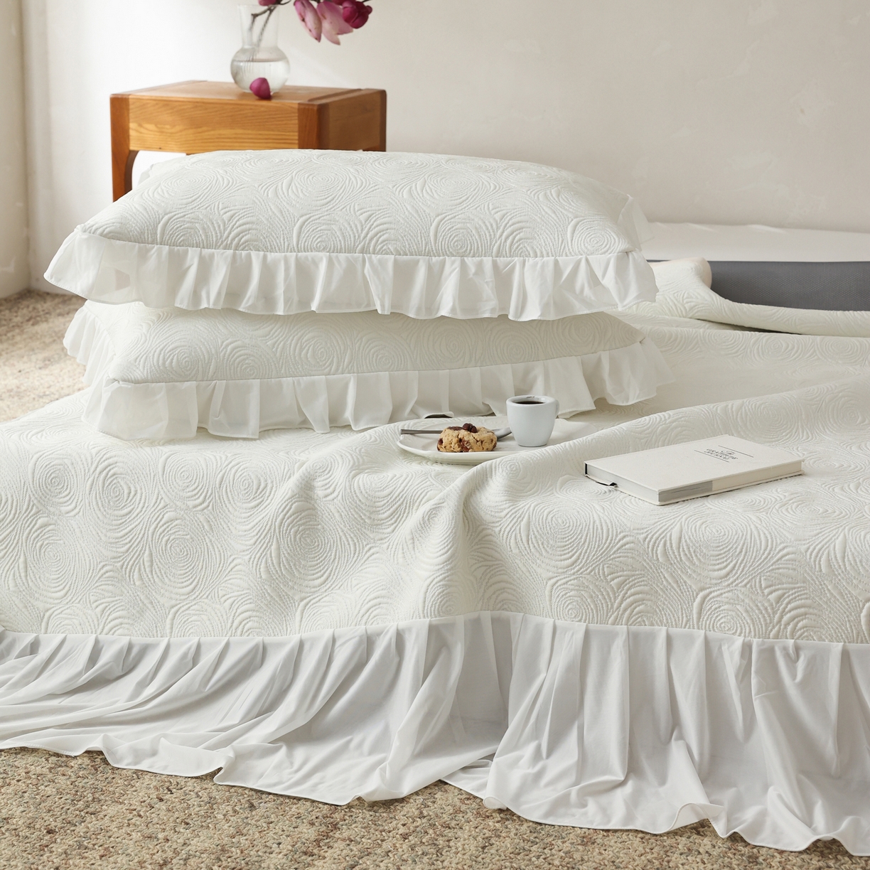 91家纺网 家纺一手货源 找家纺 三味舒屋 2026新款PE凉感冰豆豆床裙款三件套-夏梦玫瑰 夏梦白