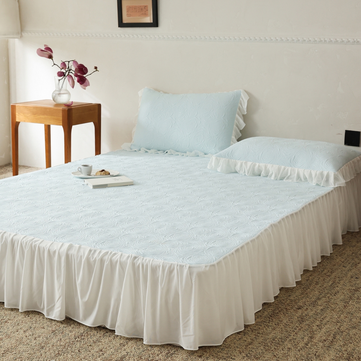 91家纺网 家纺一手货源 找家纺 三味舒屋 2026新款PE凉感冰豆豆床裙款三件套-夏梦玫瑰 夏梦蓝