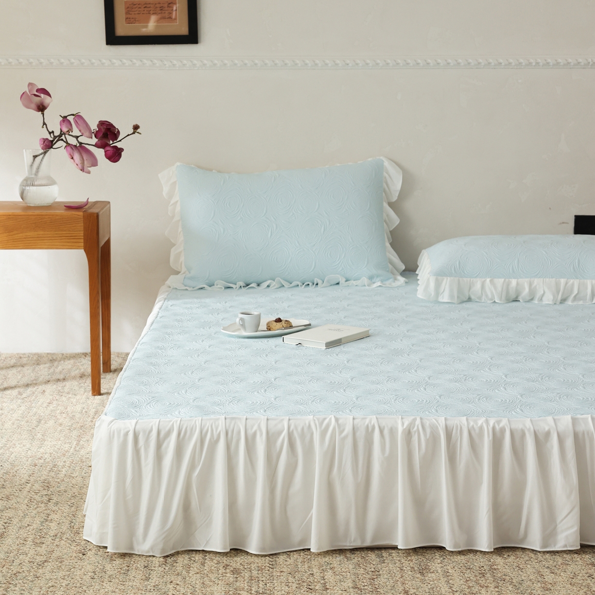 91家纺网 家纺一手货源 找家纺 三味舒屋 2026新款PE凉感冰豆豆床裙款三件套-夏梦玫瑰 夏梦蓝