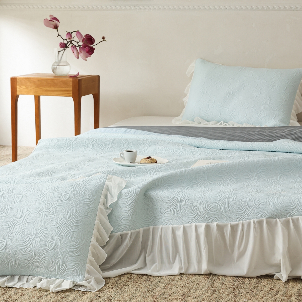 91家纺网 家纺一手货源 找家纺 三味舒屋 2026新款PE凉感冰豆豆床裙款三件套-夏梦玫瑰 夏梦蓝