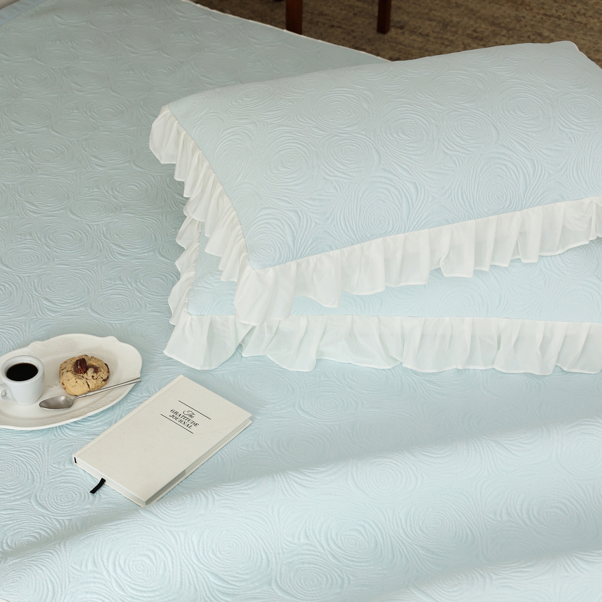 91家纺网 家纺一手货源 找家纺 三味舒屋 2026新款PE凉感冰豆豆床裙款三件套-夏梦玫瑰 夏梦蓝