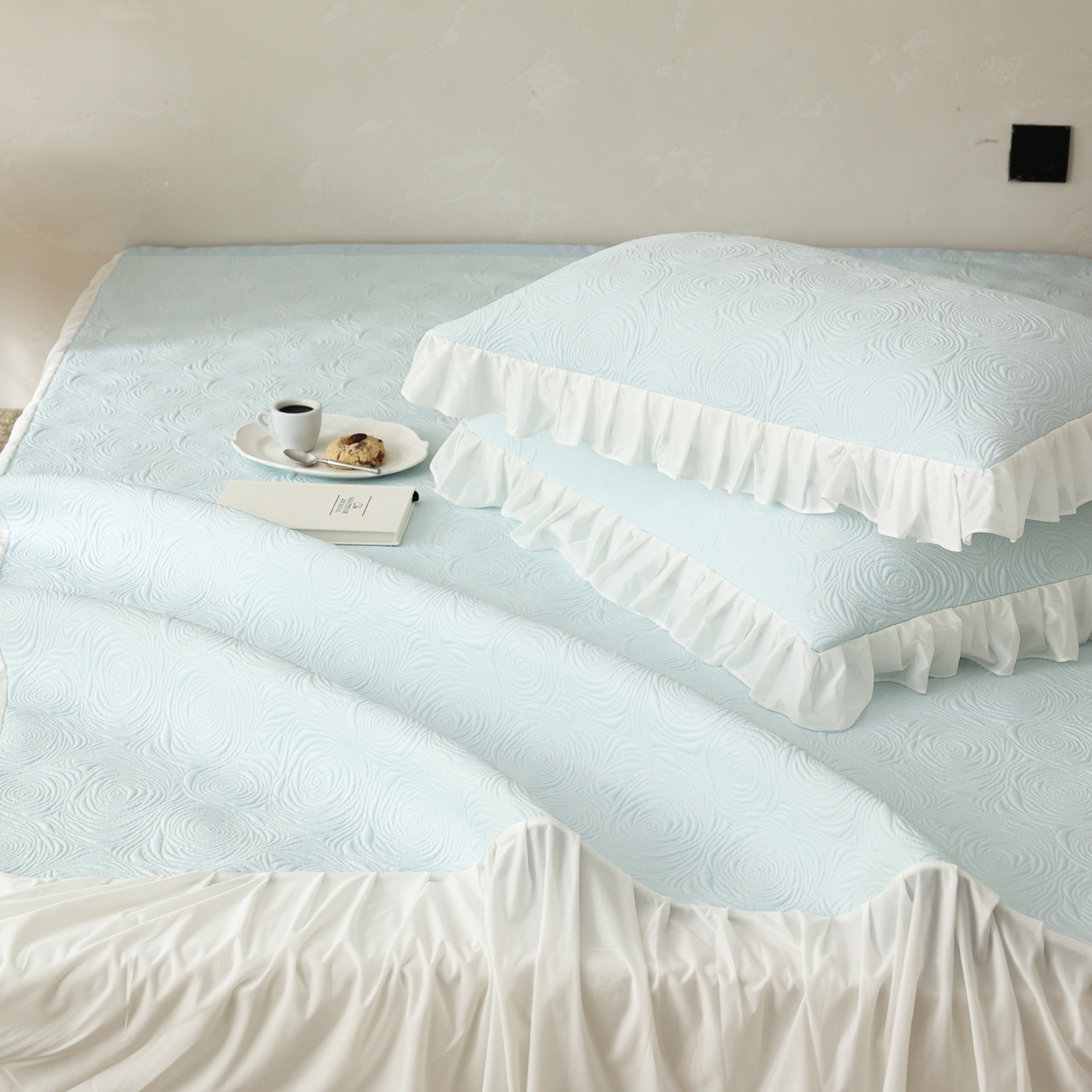 91家纺网 家纺一手货源 找家纺 三味舒屋 2026新款PE凉感冰豆豆床裙款三件套-夏梦玫瑰 夏梦蓝