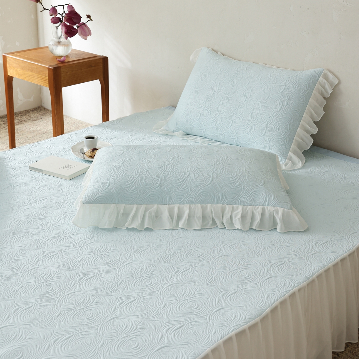 91家纺网 家纺一手货源 找家纺 三味舒屋 2026新款PE凉感冰豆豆床裙款三件套-夏梦玫瑰 夏梦蓝