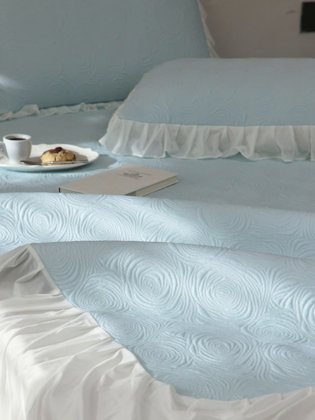 91家纺网 家纺一手货源 找家纺 三味舒屋 2026新款PE凉感冰豆豆床裙款三件套-夏梦玫瑰 夏梦蓝