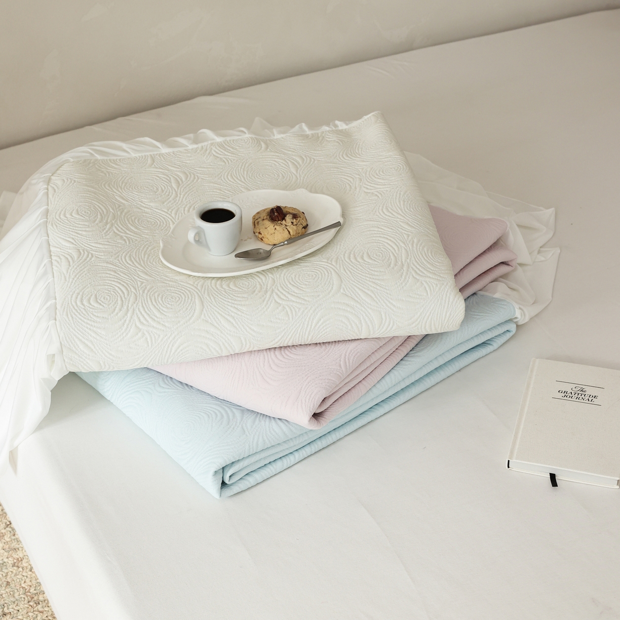 91家纺网 家纺一手货源 找家纺 三味舒屋 2026新款PE凉感冰豆豆床裙款三件套-夏梦玫瑰 组合图