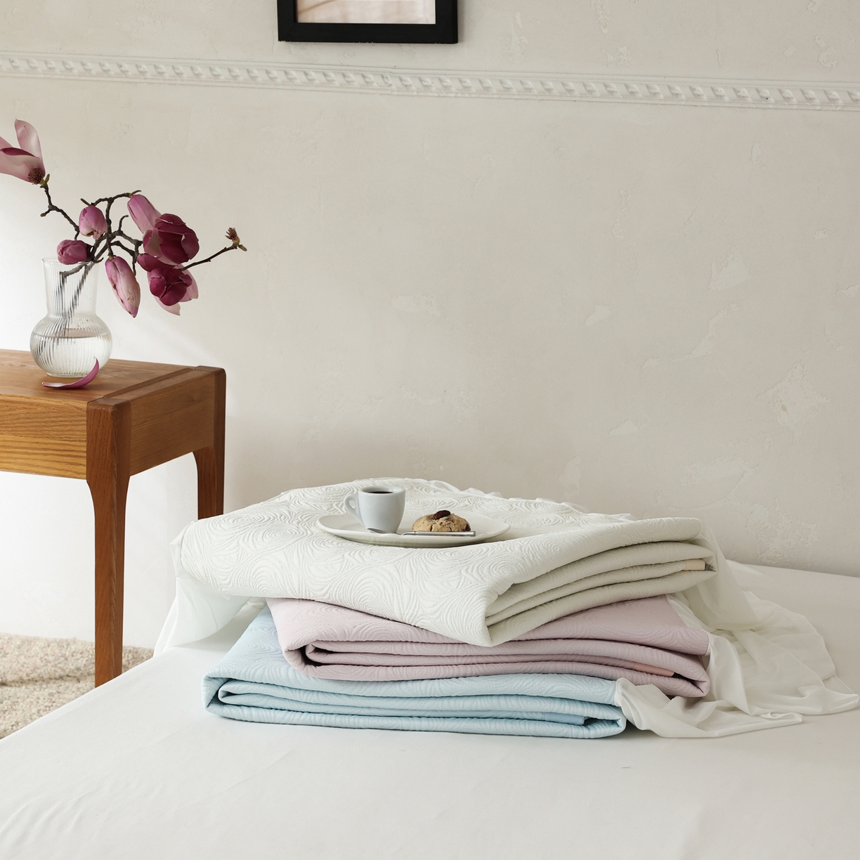 91家纺网 家纺一手货源 找家纺 三味舒屋 2026新款PE凉感冰豆豆床裙款三件套-夏梦玫瑰 组合图