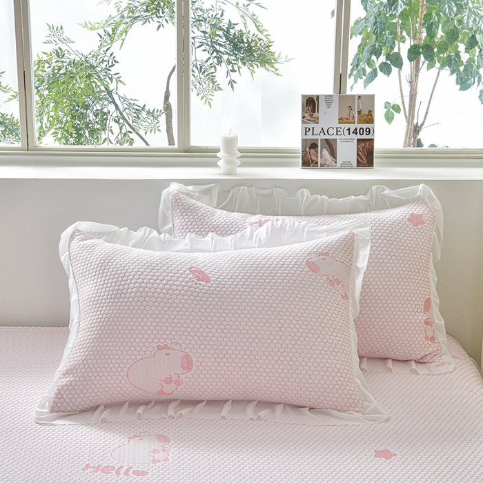 91家纺网 家纺一手货源 找家纺 梦之星 2026春夏新款400克A类提花冰豆豆凉感床裙款凉席三件套席子空调软席  卡比巴拉-粉