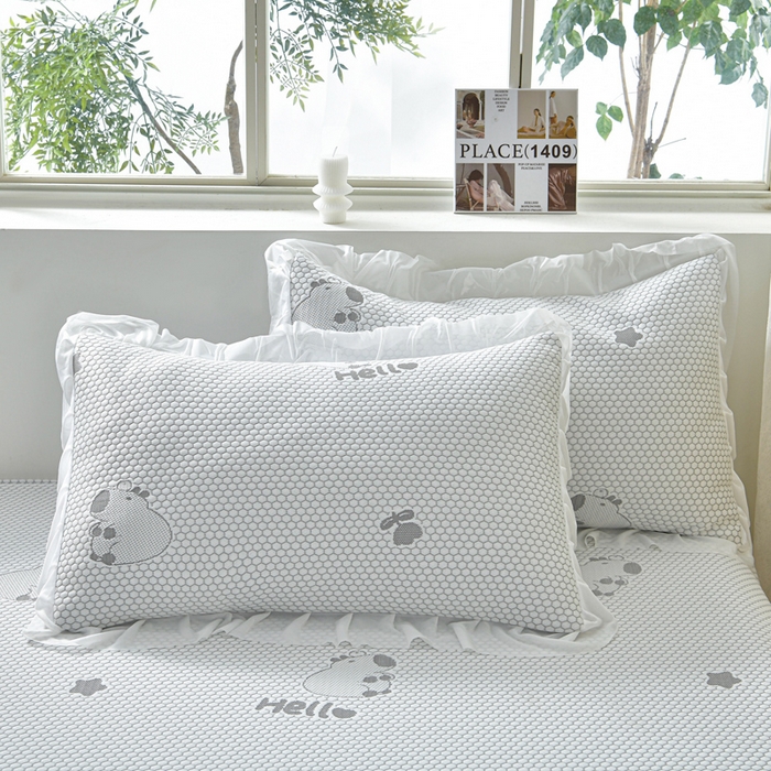 91家纺网 家纺一手货源 找家纺 梦之星 2026春夏新款400克A类提花冰豆豆凉感床裙款凉席三件套席子空调软席  卡比巴拉-灰