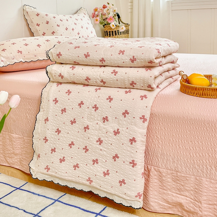 91家纺网 家纺一手货源 找家纺 （总）利禾 2026新款泡芙全棉小黑花边夏被四件套夏凉被空调被