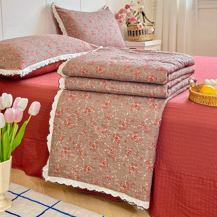 91家纺网 家纺一手货源 找家纺 （总）利禾 2026新款泡芙全棉小黑花边夏被四件套夏凉被空调被