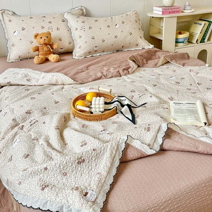 91家纺网 家纺一手货源 找家纺 （总）利禾 2026新款泡芙全棉小黑花边夏被四件套夏凉被空调被