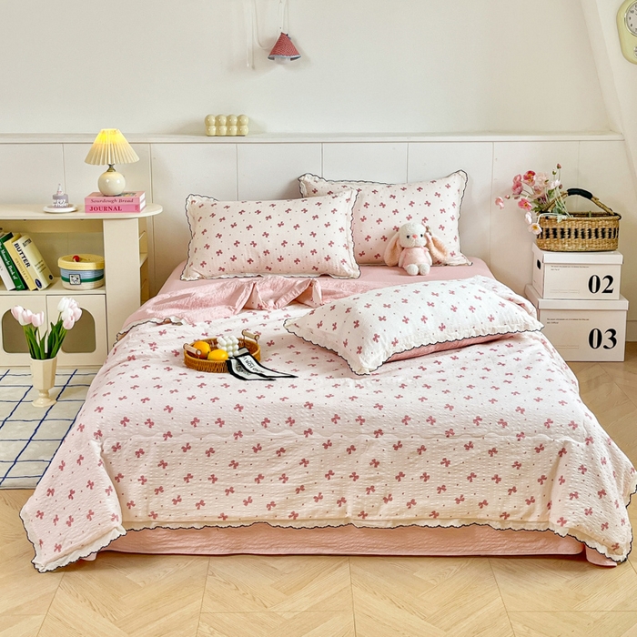 91家纺网 家纺一手货源 找家纺 利禾 2026新款泡芙全棉小黑花边夏被四件套夏凉被空调被 粉色蝴蝶结-花边款