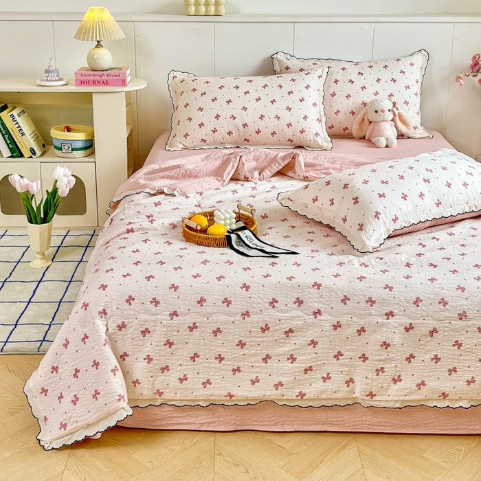 91家纺网 家纺一手货源 找家纺 利禾 2026新款泡芙全棉小黑花边夏被四件套夏凉被空调被 粉色蝴蝶结-花边款